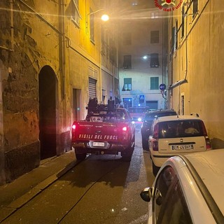 Magazzino a fuoco in Vico Viani a Genova: nessun danno alle persone Magazzino a fuoco in Vico Viani a Genova: nessun danno alle persone