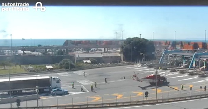 Bambino di sette anni precipita dal secondo piano di una scuola a Voltri: è in gravi condizioni