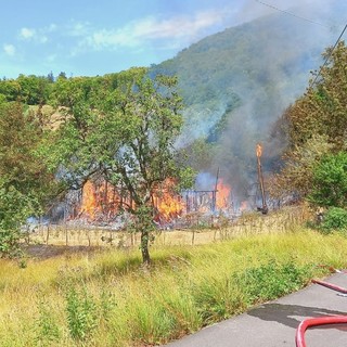 Busalla, a fuoco una cascina, vigili del fuoco impegnati per tutto il pomeriggio