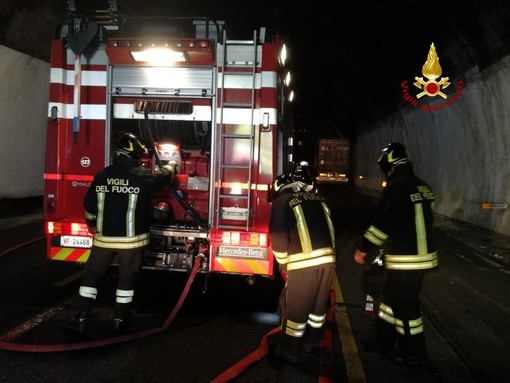 A12, camion prende fuoco in galleria, autostrada chiusa tra Lavagna e Sestri Levante