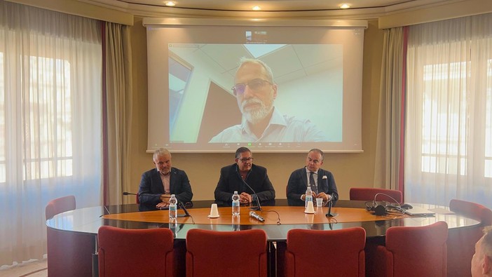 Rigassificatore, confronto tra Toti, sindacati e associazioni di categoria Rigassificatore, confronto tra Toti, sindacati e associazioni di categoria