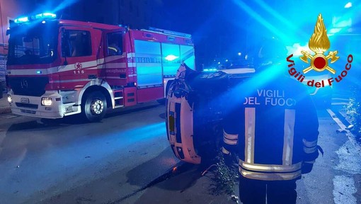 Sestri Ponente, auto si ribalta in via Hermada: due feriti