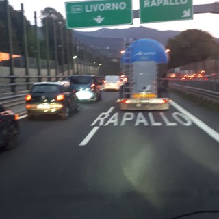 Cisterna sbanda tra Rapallo e Chiavari, A12 chiusa per un'ora