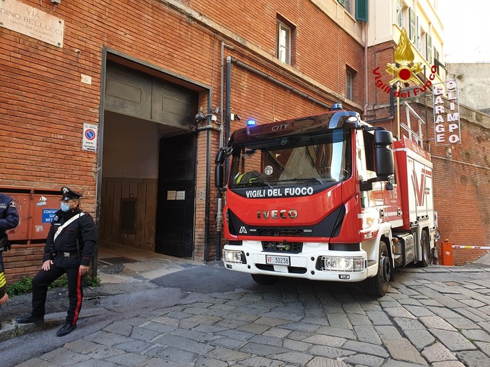 Genova, a fuoco un magazzino del liceo Colombo, studenti evacuati, ma nessun ferito