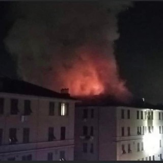 Incendio via Piacenza, concluse le operazioni di spegnimento. Attivata l’Unità di crisi locale e distribuiti pasti caldi