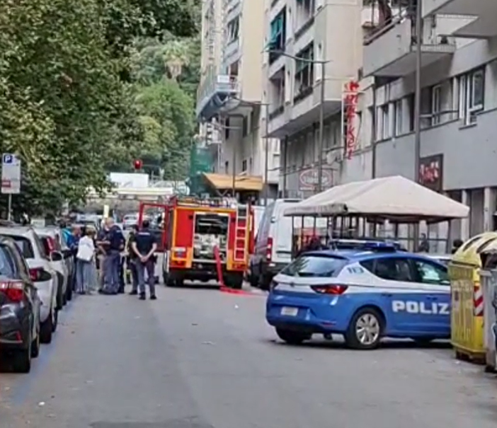 Paura a Genova: incendio divampa in un appartamento di via Cecchi (VIDEO)