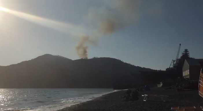 Giornata di incendi a levante, nel pomeriggio fiamme a punta Manara (Video)
