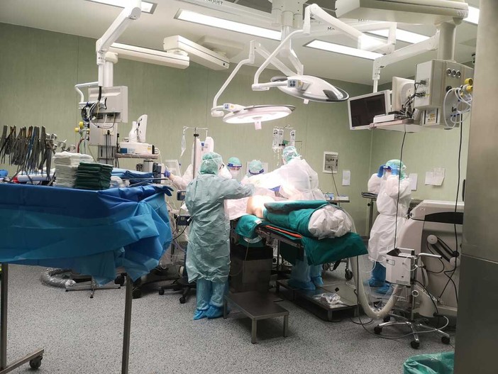 Donna muore durante una biopsia al polmone: indagati primario e specializzando del San Martino Donna muore durante una biopsia al polmone: indagati primario e specializzando del San Martino