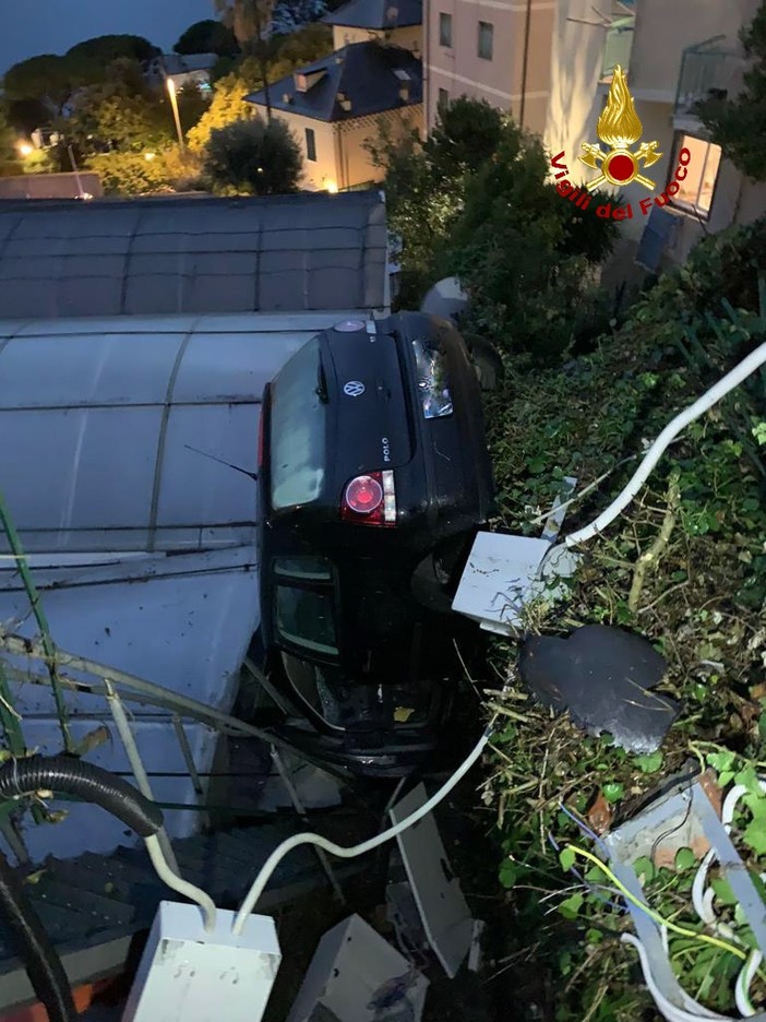 Perde il controllo dell'auto e finisce contro una cabina elettrica, due persone salvate dai vigili del fuoco a Natale Perde il controllo dell'auto e finisce contro una cabina elettrica, due persone salvate dai vigili del fuoco a Natale