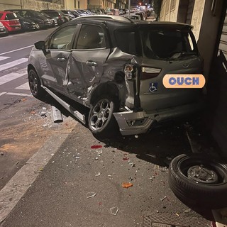 Marassi, scontra l'auto di un disabile parcheggiata e scappa: caccia al responsabile
