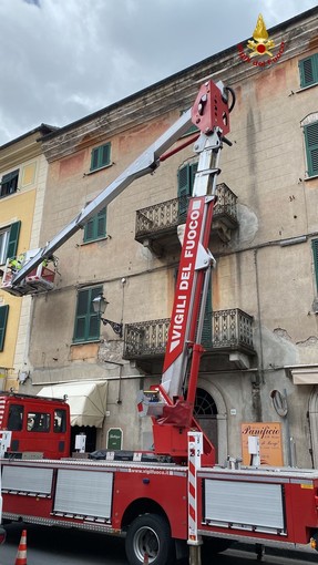 Busalla, pezzi di cornicione si staccano da un palazzo rischiando di colpire i passanti
