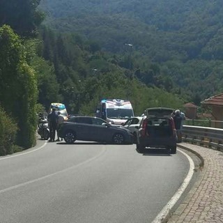 Bargagli, scontro frontale sulla statale 45: tre feriti e traffico a senso unico alternato Bargagli, scontro frontale sulla statale 45: tre feriti e traffico a senso unico alternato