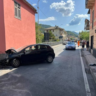 Cicagna, scontro frontale tra due auto: due persone ferite Cicagna, scontro frontale tra due auto: due persone ferite