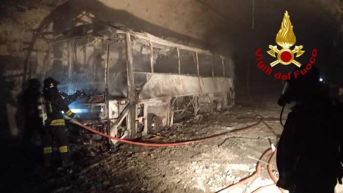 Incendio nella galleria Monte Giugo, la procura indaga i responsabili della ditta costruttrice del pullman Incendio nella galleria Monte Giugo, la procura indaga i responsabili della ditta costruttrice del pullman