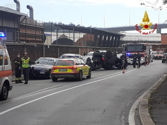 Auto si ribalta davanti ai cancelli della Ansaldo, conducente soccorsa dagli operai