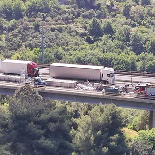 A10, incidente all'altezza di Pietra Ligure: tre veicoli coinvolti. Autostrada riaperta (FOTO) A10, incidente all'altezza di Pietra Ligure: tre veicoli coinvolti. Autostrada riaperta (FOTO)