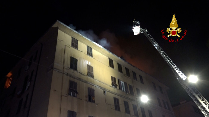 Incendio devasta un palazzo in via Piacenza, sessanta persone evacuate (Foto e video) Incendio devasta un palazzo in via Piacenza, sessanta persone evacuate (Foto e video)