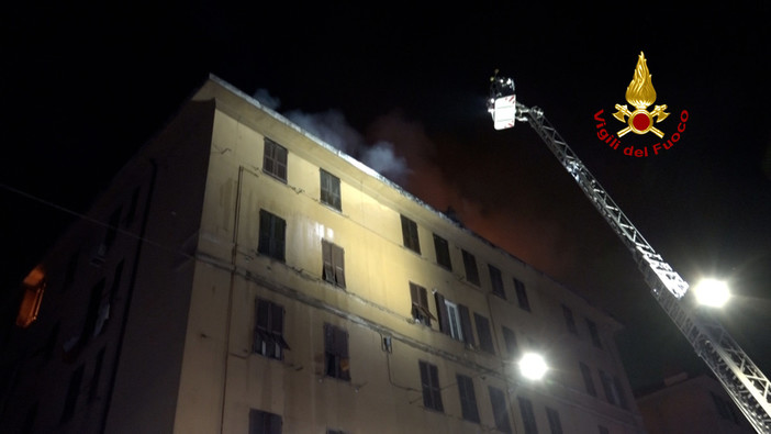 Incendio devasta un palazzo in via Piacenza, sessanta persone evacuate (Foto e video)