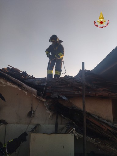 Busalla, a fuoco il tetto di un'abitazione, sul posto i vigili del fuoco (FOTO)