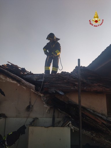 Busalla, a fuoco il tetto di un'abitazione, sul posto i vigili del fuoco (FOTO) Busalla, a fuoco il tetto di un'abitazione, sul posto i vigili del fuoco (FOTO)