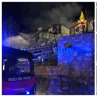 Casa in fiamme in via Otrali a Trensacco: abitazione quasi completamente distrutta dal rogo e tetto crollato (Foto e Video)
