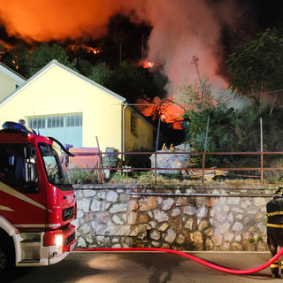 Bargonesco, ancora attivo l'incendio, notte di lavoro per vigili del fuoco e volontari