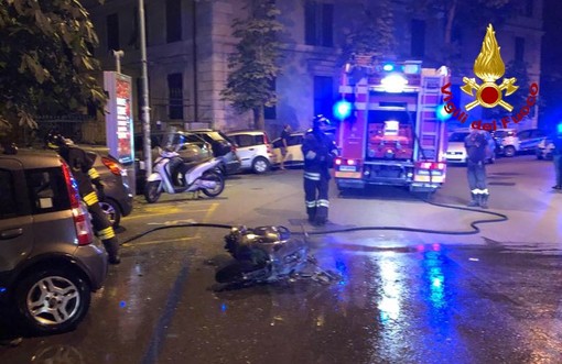 Cadono con il motorino e riprendono la marcia: poco dopo il veicolo prende fuoco Cadono con il motorino e riprendono la marcia: poco dopo il veicolo prende fuoco