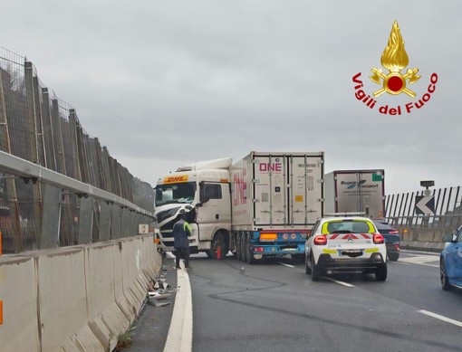 A26, incidente tra due tir: dieci chilometri di coda tra Masone e il bivio con la A10