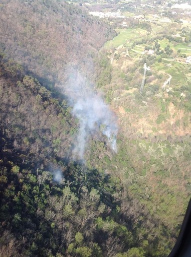 Incendio di Cogoleto, situazione in miglioramento: continua l'azione dei mezzi aerei