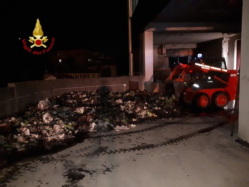 Molassana, incendio vicino ad una ditta di viale Canepa: a prendere fuoco  scarti di lavorazione di materiale da imballaggio (VIDEO)