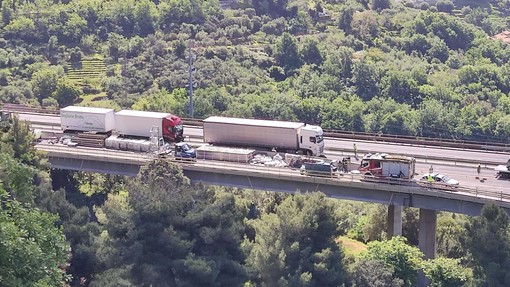 A10, incidente all'altezza di Pietra Ligure: tre veicoli coinvolti. Autostrada riaperta (FOTO) A10, incidente all'altezza di Pietra Ligure: tre veicoli coinvolti. Autostrada riaperta (FOTO)