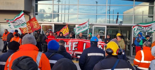 Sciopero e corteo dei lavoratori ex Ilva contro la lenta agonia degli stabilimenti