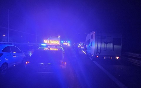 Ancora uno schianto nella notte sulla A12, muore motociclista di 42 anni