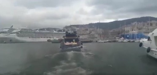 Guasto alla consolle di comando, yacht alla deriva sbatte contro l'isola delle chiatte al porto antico (video)
