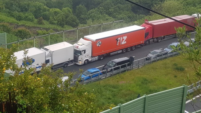 Tamponamento tra tre camion sulla A10: chiusa l'autostrada tra Savona e Albisola in direzione Genova