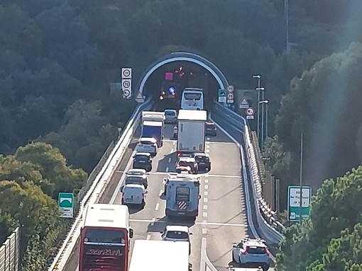 A10, incidente tra più auto in galleria: code chilometriche, mamma e figlio di un mese al San Paolo (FOTO)
