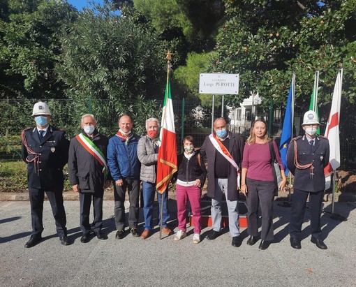 Pegli, intitolati al partigiano Luigi Perotti i giardini accanto alla scuola Mario Emanuelli Pegli, intitolati al partigiano Luigi Perotti i giardini accanto alla scuola Mario Emanuelli