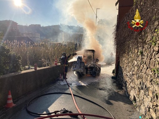 Macchinario colpisce tubo del gas: incendio in via Delle Casette Macchinario colpisce tubo del gas: incendio in via Delle Casette