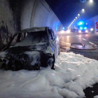 Auto in fiamme sull'A12 nel pomeriggio: circolazione interrotta per 50 minuti