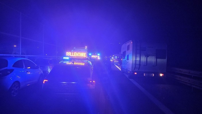 Morti dopo essere caduti in moto e travolti in A7 e A12, tre conducenti indagati per omicidio stradale