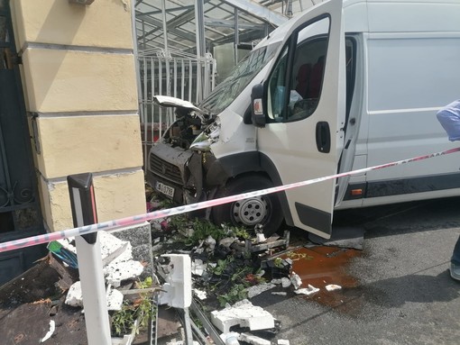 Bogliasco, fioraio investito davanti al suo negozio sull'Aurelia: in codice rosso al San Martino