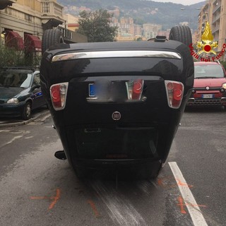 Incidente in via Ferreggiano, intervento dei pompieri per estrarre una persona dall'abitacolo della macchina