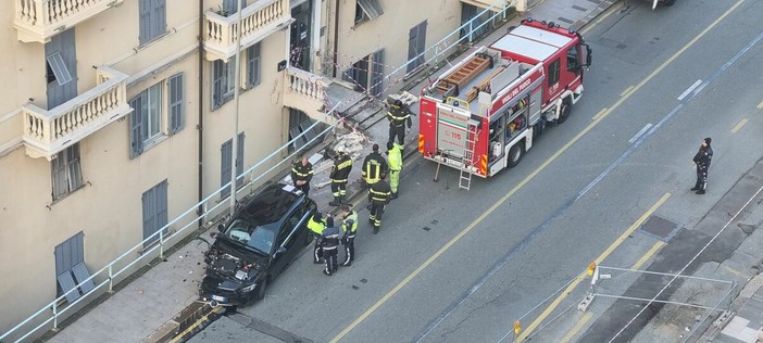 Pegli, auto fuori controllo sfonda un portone: caccia agli occupanti