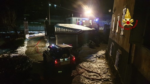 Appartamento in fiamme nella notte a Busalla: i vigili del fuoco domano le fiamme Appartamento in fiamme nella notte a Busalla: i vigili del fuoco domano le fiamme