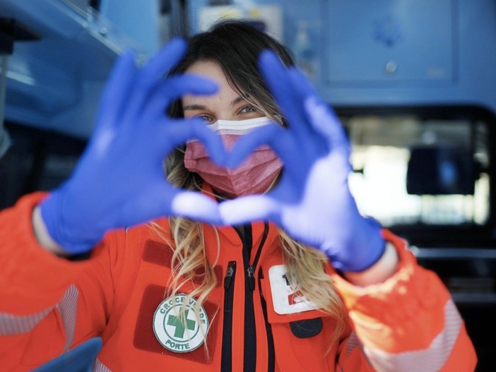 Bimba di un anno e mezzo in arresto cardiaco in coda in A10, salvata da tre militi della Croce Verde di Albisola