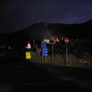 Cisano sul Neva, fulmine scatena incendio boschivo: vigili del fuoco mobilitati (FOTO)