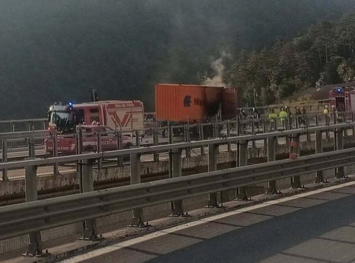 A26, doppio incidente tra Masone e Ovada: un morto. Traffico bloccato in entrambe le direzioni A26, doppio incidente tra Masone e Ovada: un morto. Traffico bloccato in entrambe le direzioni