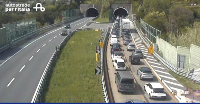 Autostrada A12, sbanda con la moto e si schianta contro il guardrail: grave un uomo