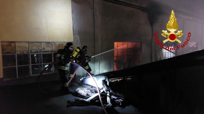 Grosso incendio a Busalla, a fuoco un capannone, sul posto trenta vigili del fuoco (Foto e video) Grosso incendio a Busalla, a fuoco un capannone, sul posto trenta vigili del fuoco (Foto e video)