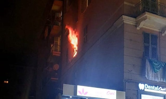 San Fruttuoso, incendio in un appartamento di via Donghi: due intossicati lievi (foto)